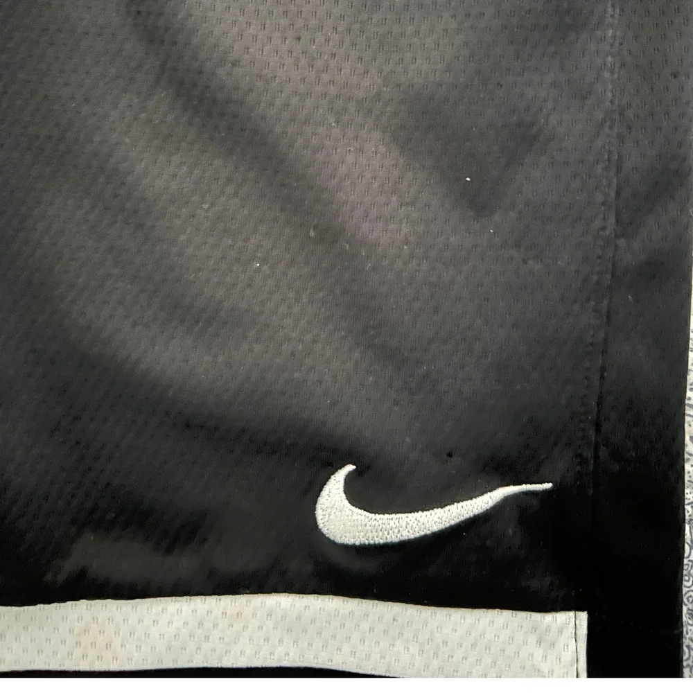 Nike Dri-FIT Boys Black Athletic Basketball Shorts Size Large L Mesh Swoosh